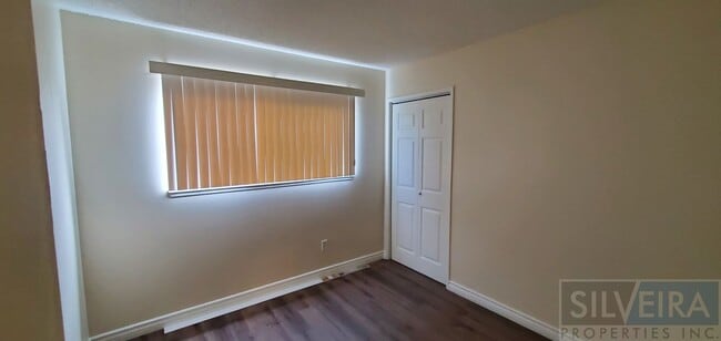 Building Photo - 3 bed, 1.5 bath home available!