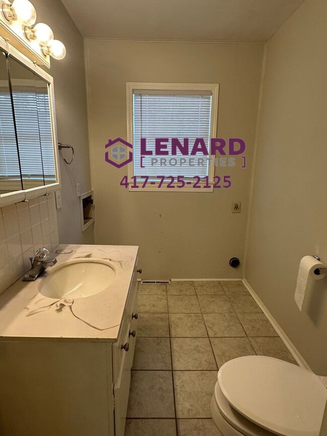 Building Photo - Spacious Home Ready For Move In!