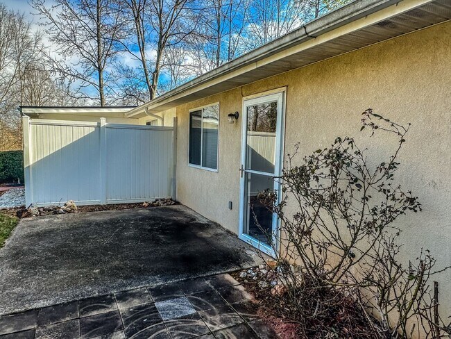 Building Photo - Ranch Style townhome in great Gainesville location
