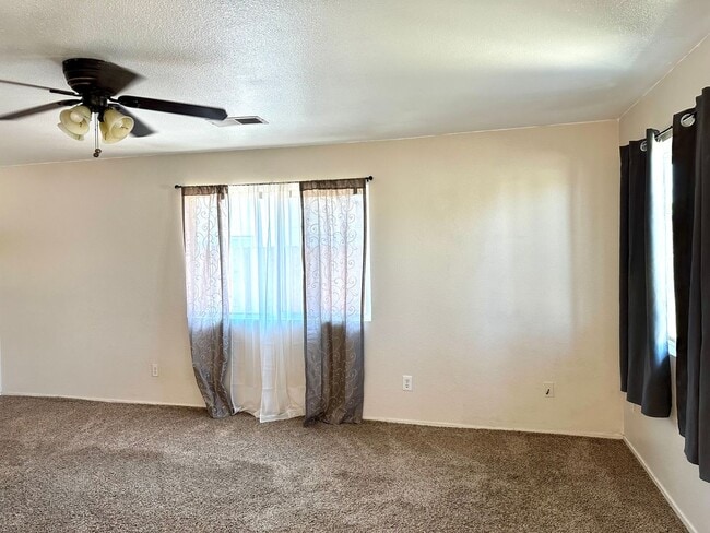 Building Photo - Cute well maintained home, convenient Anderson location