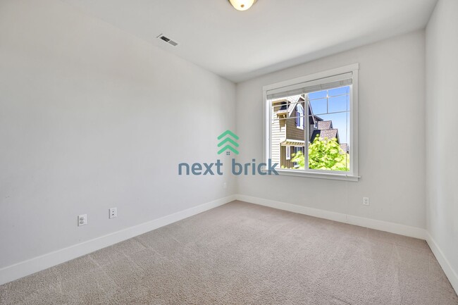 Building Photo - A spacious 4-bedroom+ 2 dens +Bonus Room a...