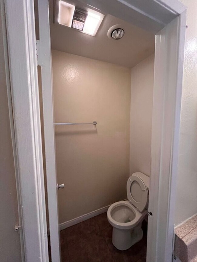 Building Photo - 2 Bedroom/ 2 Bath upstairs unit located in Long Beach!