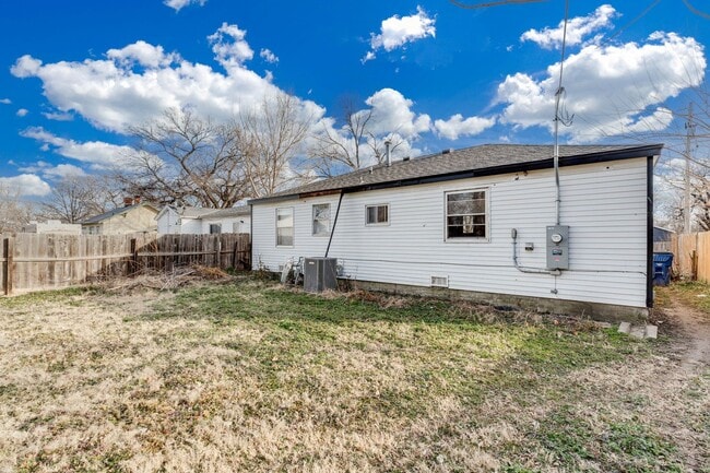 Building Photo - 1616 E Funston St