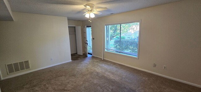 Building Photo - Townhome convenient to shopping and schools