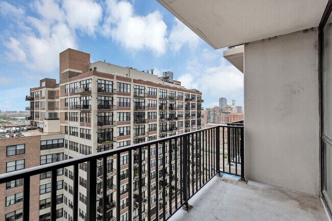 Building Photo - 210 S Desplaines St