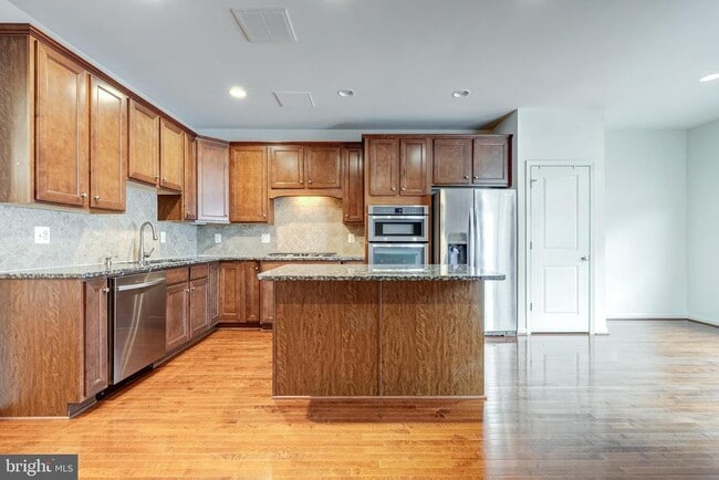 Building Photo - 42541 Dreamweaver Dr