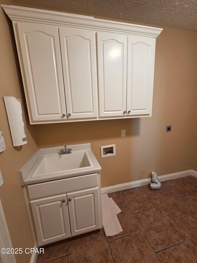 Building Photo - 3401 Hillcrest Dr