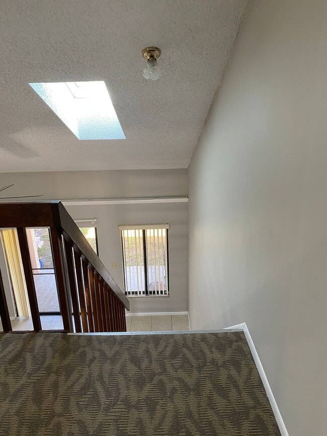 Building Photo - 2 bedroom + loft, 2 bathroom townhome near UCF