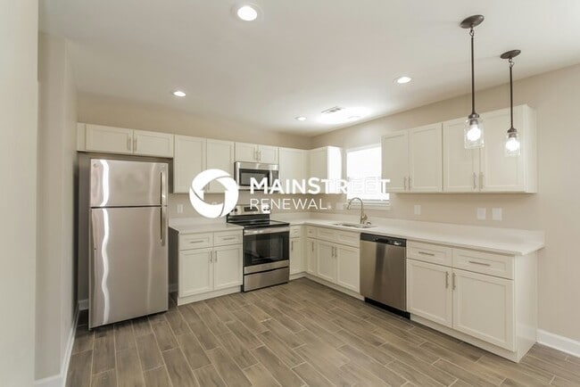 Building Photo - 4 Bedroom Pet-Friendly Home in Charlotte, NC with Main Street Renewal