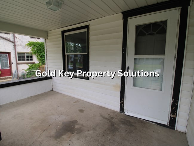 Building Photo - Spacious 3 BR 1 BA House with Dining Room and Fenced Backyard. (SECTION 8 APPROVED)