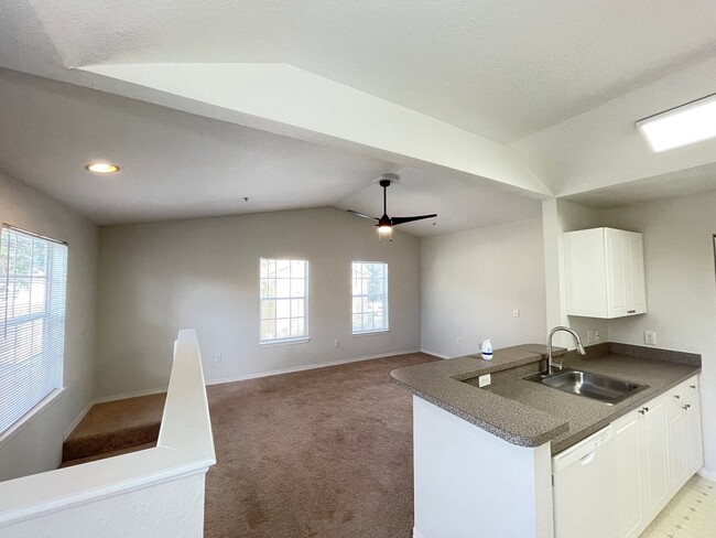 Building Photo - 1 Bedroom / 1 Bath Condo in Gated Communit...