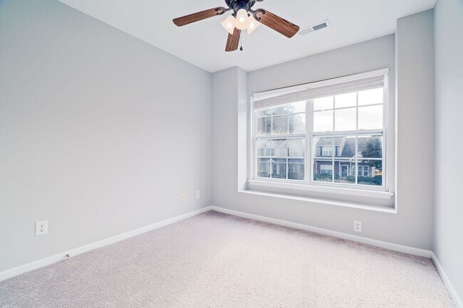 Building Photo - Stylish Comfort in a Prime Location!