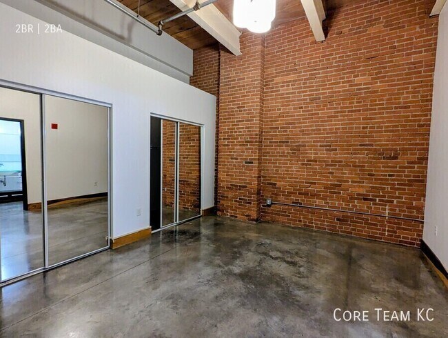 Building Photo - 382 W 22nd St