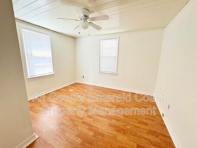Building Photo - 733 Beach Dr