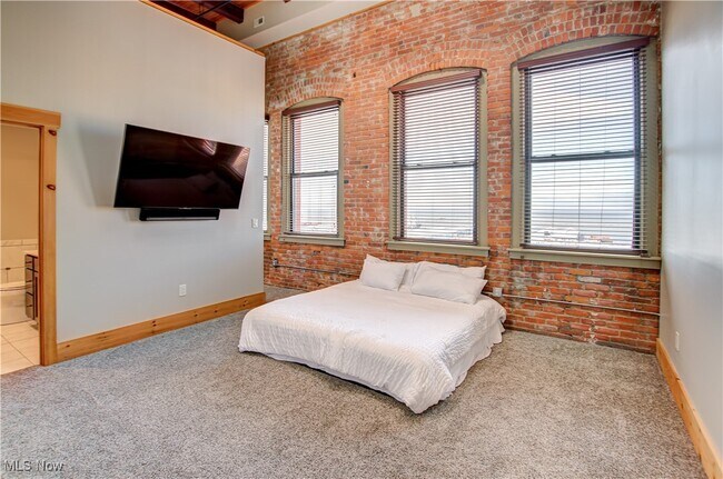 Building Photo - 425 W Lakeside Ave