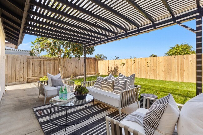 Building Photo - Beautifully Renovated 3 Bed/2 Bath Home in...