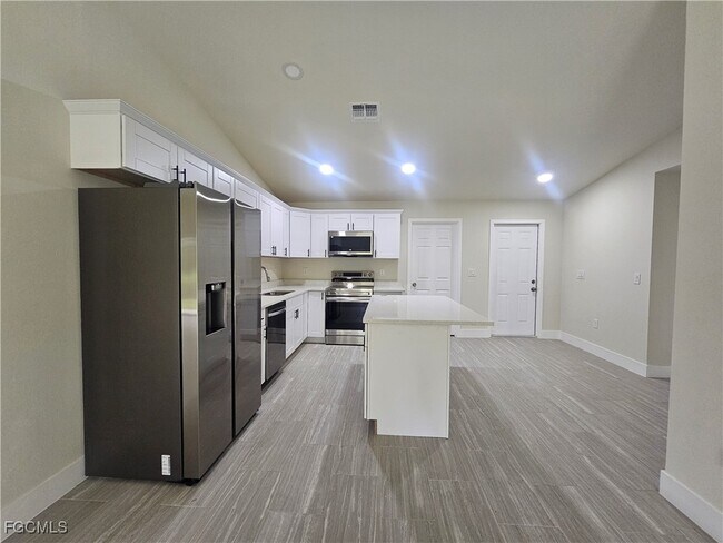 Building Photo - 874 Apartment St