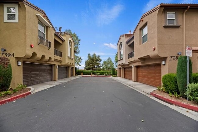 Building Photo - Beautiful 3 bedroom townhouse available fo...