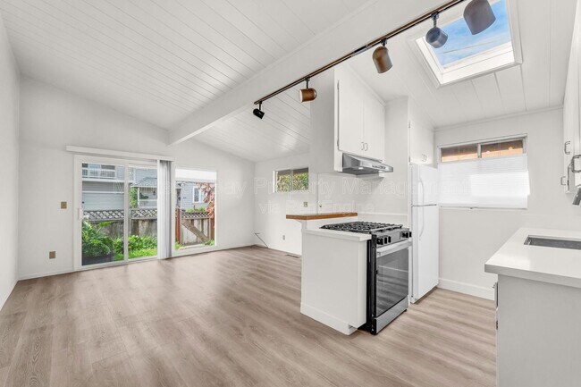 Building Photo - 215 Willow St