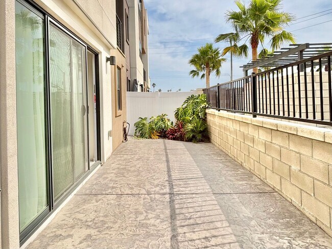 Building Photo - Coastal Living Elevated at Shoreline | 4 B...