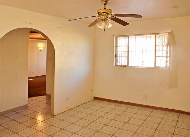 Building Photo - Spacious home Move-In Ready