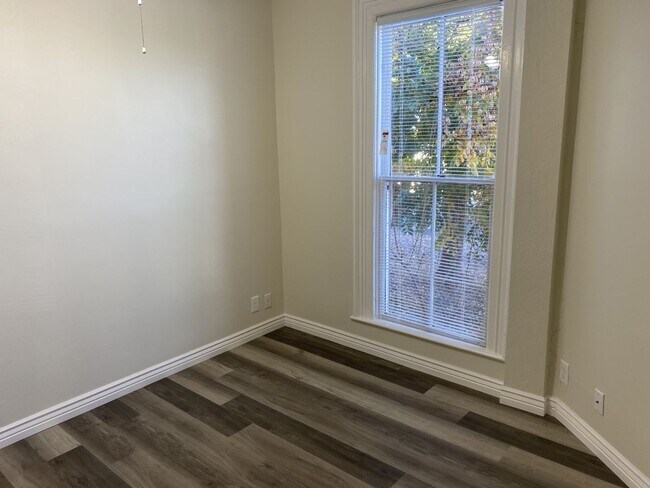Building Photo - Adorable 2 bedroom 2 bath Apartment