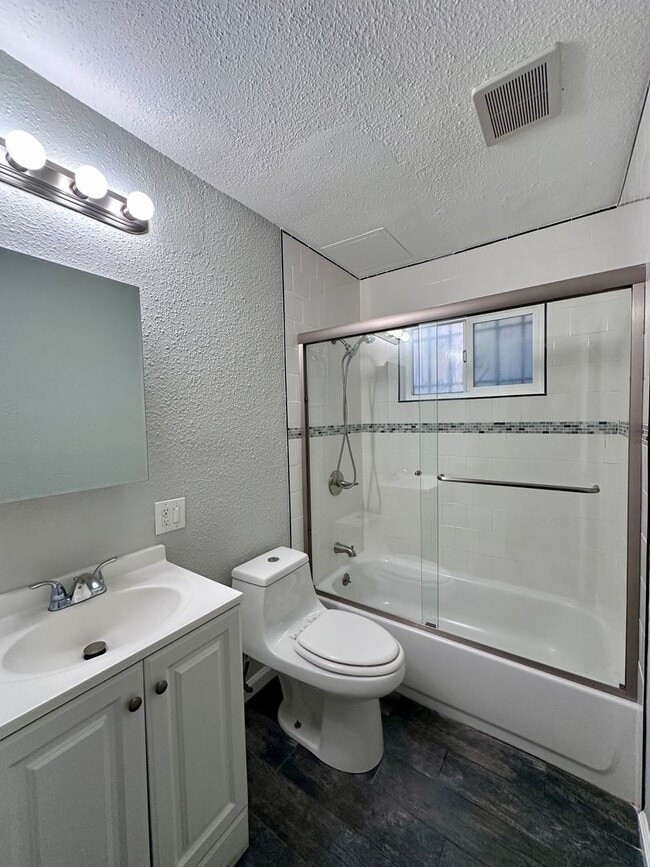 Building Photo - 01632