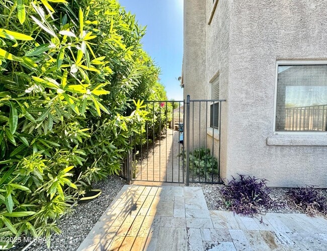 Building Photo - 12768 N Lantern Way