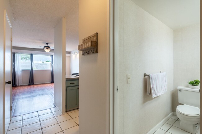 Building Photo - 2 bedroom / 1 1/2 bath / 2 parking condo i...