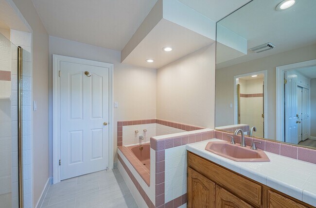 Building Photo - 509 Manor Dr