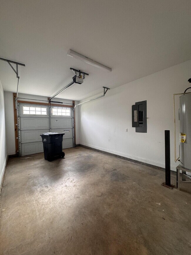 Building Photo - Beautiful 5-Bed, 3-Bath Home in Travelers ...