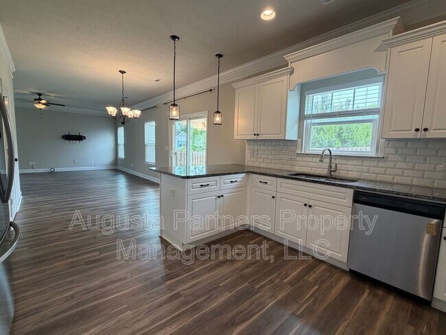 Building Photo - 1008 Swan Ct