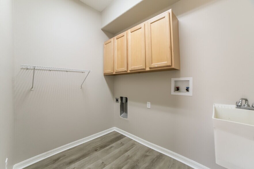 Building Photo - 2702 Kings Surrey Ct