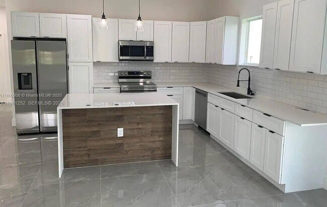 Building Photo - 655 NW 24th Ave