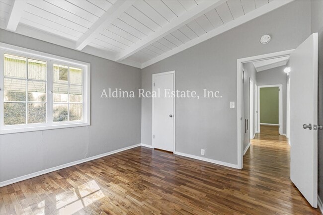 Building Photo - Private Country Setting!
