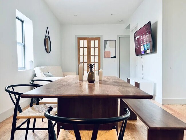 Building Photo - Furnished room/NOT APARTMENT