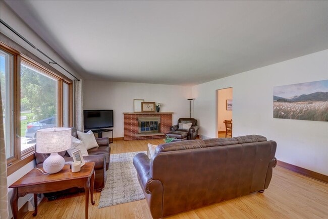 Building Photo - Move in Ready Hill Farms Ranch!
