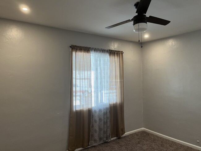 Building Photo - 8172 Valley View Dr