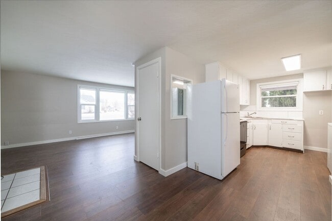 Building Photo - 172-172 NE Juniper St