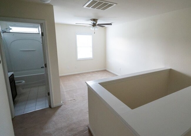 Building Photo - 3 Bedroom, 2 Bath End unit Townhome for Rent