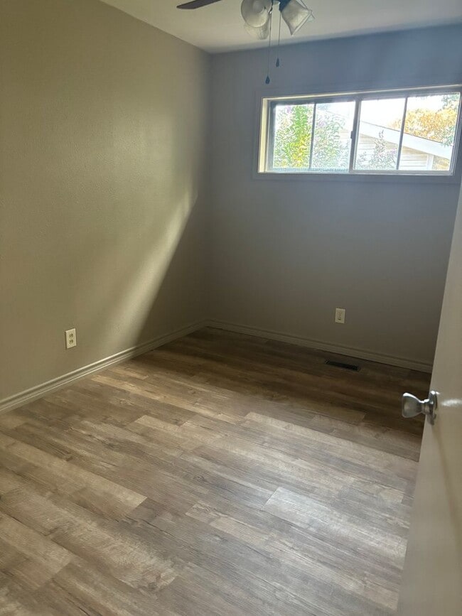 Building Photo - Excellent location! Close to Berryhill Par...