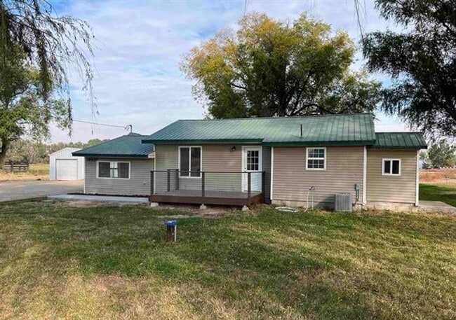 Building Photo - Country Home