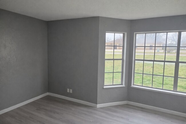 Building Photo - Renovated Private Suite | 900+ Sq Ft | All Utilities Included | Private Entrance | Columbus KS