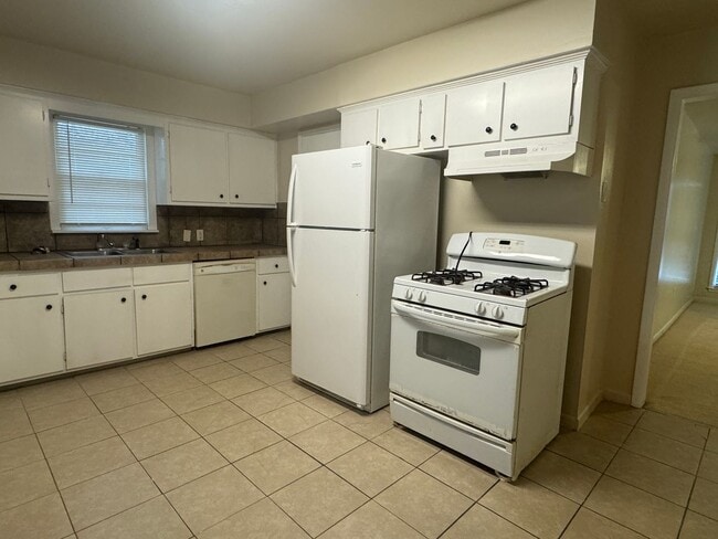 Building Photo - 4312 NW Santa Fe Ave