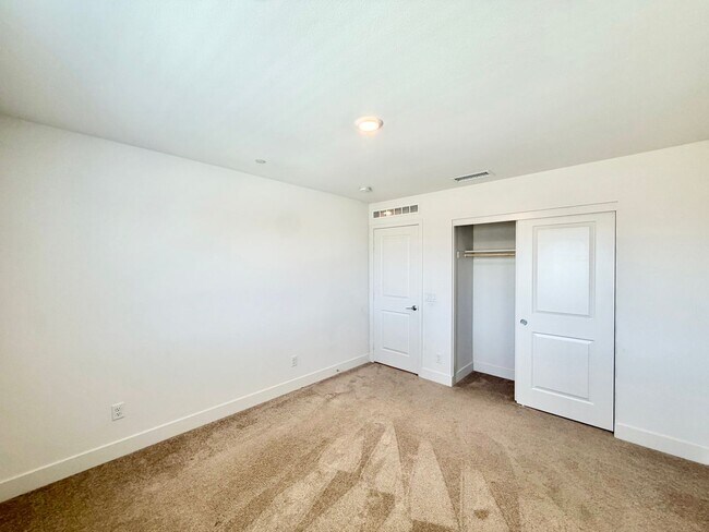 Building Photo - Move-In Ready 5 Bedroom Home with Solar & Large Loft
