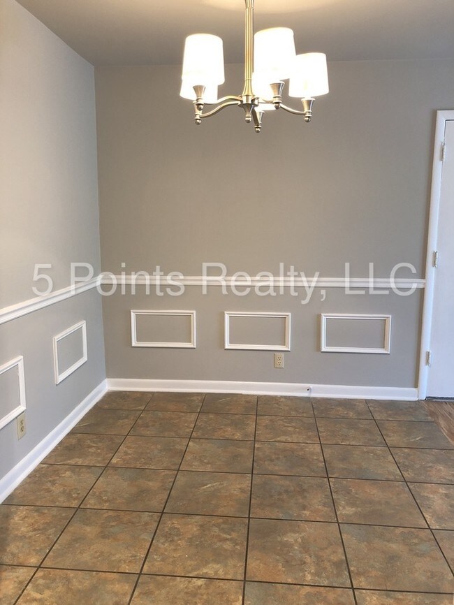 Building Photo - 420 Walton Ln