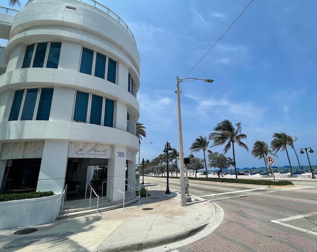 Building Photo - 3000 Riomar St