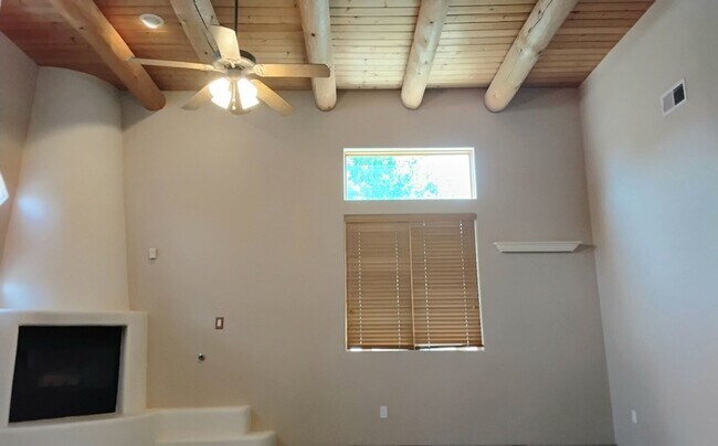 Building Photo - 4 bedroom 2.5 bath far NE Heights