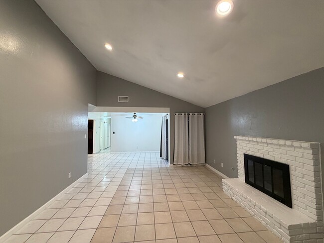 Building Photo - Move in ready 3 Bd 2BA home in upper NE Bakersfield
