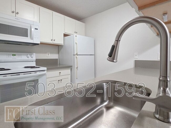 Building Photo - 3648 SW Beaverton Hillsdale Hwy